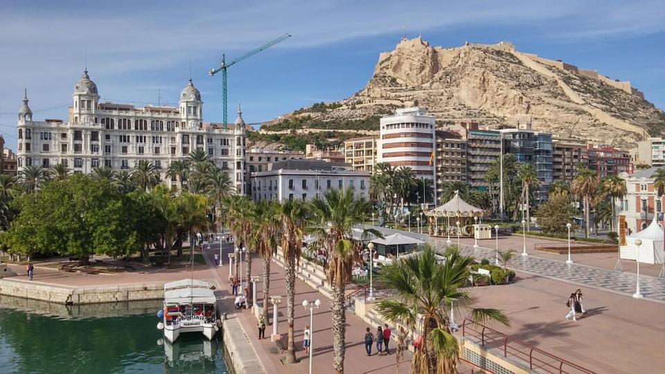 Apartamento Espacioso, Luminoso, Coqueto, Muy Centrico Y Totalmente Reformado En 2024 *
